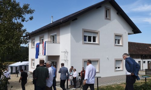 Kad država nije sposobna; kuću na Baniji za šestoročlanu obitelj izgradili donatori iz Makarske