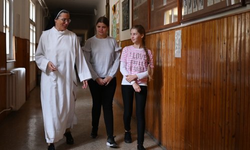 U Mađarskoj sve više učenika započinje dan molitvom. Orban ulaže velike novce u kršćanske škole koje najčešće pohađaju bogatija djeca