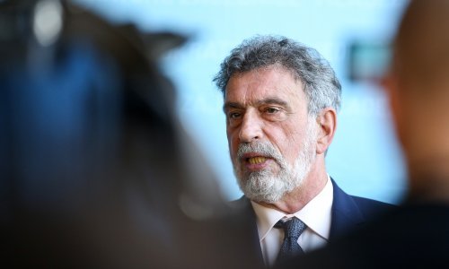 Fuchs o upadu antimaskera u školu: Te svinjarije neće raditi po školama! Socijalna služba je kontaktirana