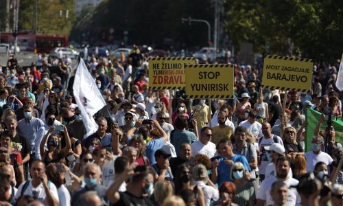 [FOTO/VIDEO] Više tisuća građana na 'Ekološkom ustanku' u Beogradu, na Brankovom mostu skoro došlo do fizičkog obračuna s vozačima