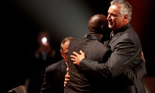 Toni Kukoč duhovitom je pričom iz djetinjstva na ceremoniji nasmijao sve prisutne; ni Michael Jordan nije skrivao oduševljenje