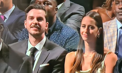 Obitelj Tonija Kukoča na okupu: Sin Marin i kći Stela sa suzama u očima slušali su očev govor, a supruga Renata poslala je i poljubac koji su rijetki vidjeli