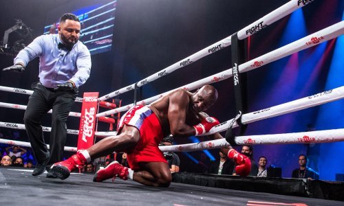 [VIDEO/FOTO] Legendarni Evander Holyfield dobivao teške batine u ringu; sudac prekinuo boksački 'masakr' nakon manje od dvije minute