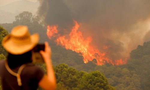 [FOTO] Nove muke za vatrogasce u Španjolskoj: Požar kod Malage spojio se s drugim požarištem, kreću nove evakuacije