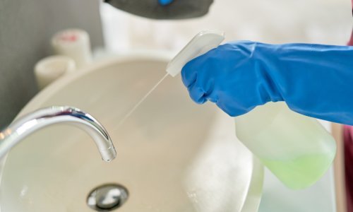 Vrijeme je da vaša kupaonica zablista: Kako brzo i jednostavno očistiti umivaonik i slavinu