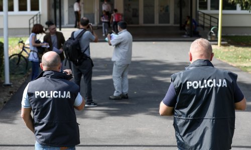 [FOTO] Policija uručila prekršajni nalog roditeljima koji djetetu brane nošenje maske, oni ga odbili primiti, pa im je zataknut za brisač