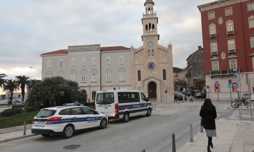 Uhićeno dvoje sudionika tučnjave na Prokurativama u kojoj je bilo slomljenih ruku i razbijenih noseva