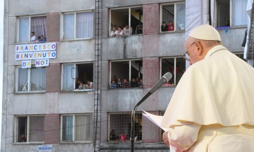 [FOTO] Papa posjetio Rome u Slovačkoj, održao govor pored dotrajalih betonskih zgrada i smetlišta: 'Prečesto ste bili predmet predrasuda i oštrih osuda, klevetničkih riječi i gesta'