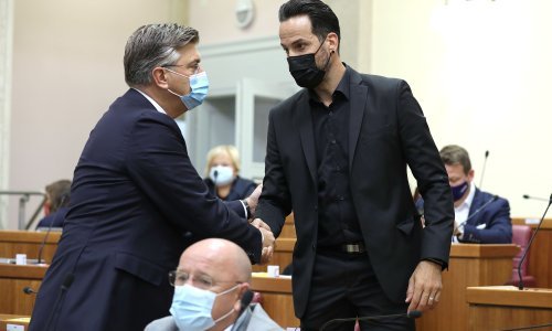 [FOTO] Andrej Plenković i brojni zastupnici u sabornici izrazili sućut Marinu Miletiću zbog smrti supruge