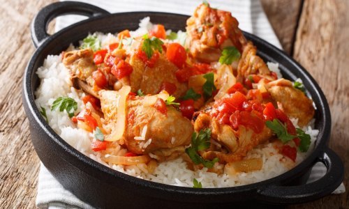 Savršen ručak za cijelu obitelj: Sočna piletina u fino začinjenom umaku jelo je koje će svi obožavati