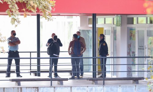 Policija kaznila osam 'antimaskera' zbog 26 prekršaja pred školom