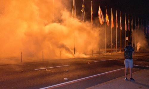 [FOTO/VIDEO] Kaos u Ljubljani: Prosvjednici bacali baklje na parlament, policija odgovorila suzavcem i vodenim topom