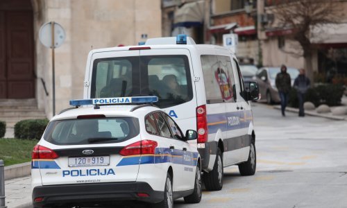 Muškarac tijekom noći umro u prostorijama splitske policije; sinoć je priveden, a bio je pijan
