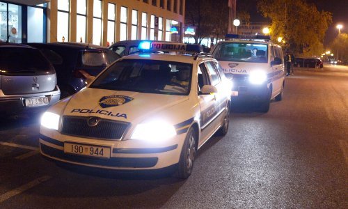 Policija zaustavila muškarca u prometu u Rovinju; vozio je bez dozvole, a pronašli su mu i tridesetak grama speeda