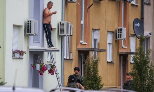 [FOTO/VIDEO] Drama u Osijeku: Muškarac oštetio parkirani automobil, zatvorio se u stan pa bacao namještaj na policiju