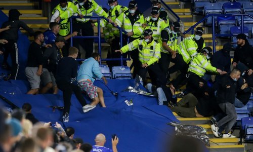 Ružne scene u Engleskoj zbog sukoba navijača Leciestera i Napolija; policija reagirala zbog Talijana, koji su ilegalno stigli, pa uhitila dvanaest huligana!