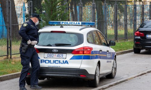 Vremešni vozač iz Pule vozio suprotnim smjerom, izazvao prometnu nesreću pa pobjegao