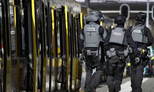 [VIDEO] Muškarac samostrelom s balkona ubio dvoje prolaznika