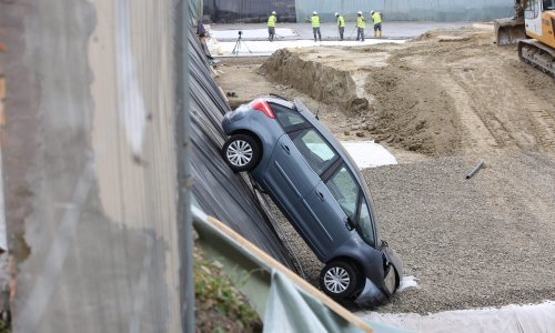 [FOTO/VIDEO] Nesvakidašnja nesreća u Osijeku: Vozačica greškom stisnula papučicu gasa, probila ogradu i završila u pet metara dubokoj rupi