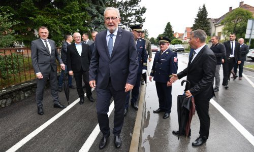 [FOTO/VIDEO] Božinović na otkrivanju spomenika za varaždinske policajce komentirao i Jandrokovića: Nema ništa sporno, štićena je osoba