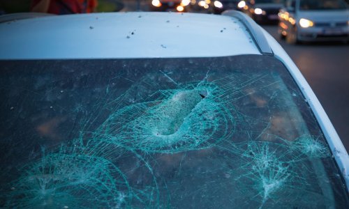 [FOTO] Teretno vozilo zapelo za nadvožnjak, veliki komad betona pao na auto
