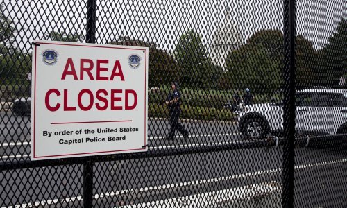 [FOTO] Washington strahuje od ponavljanja 6. siječnja i nasilja na ulicama: Zbog prosvjeda pristaša Donalda Trumpa Kongres pod posebnim osiguranjem, stigla žičana ograda i nadzorne kamere
