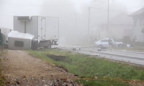 [FOTO/VIDEO] U sudaru u kamiona i automobila u Dugom Selu jedna osoba poginula, a dvije ozlijeđene