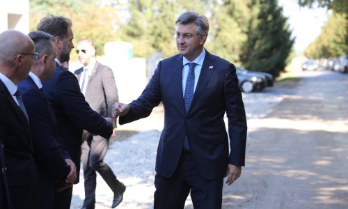 Plenković prvo branio Milanovića, a zatim se osvrnuo na Penavu: 'On je bivši HDZ-ovac, neka HDZ-ovaca'