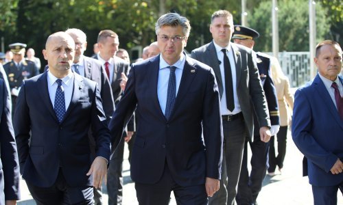 [VIDEO/FOTO] Plenković i ministri u Vukovaru, obilježava se 30. obljetnica početka bitke: Oružje izloženo uz šetnicu, prelijeću Krila Oluje...