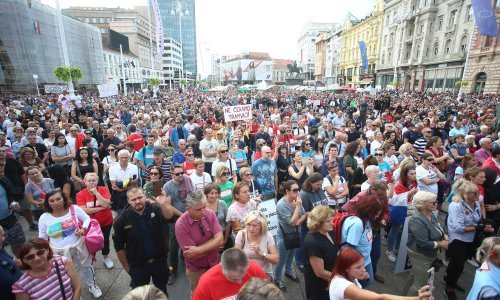 Festival slobode u Zagrebu: Protivnici cijepljenja zaoštrili retoriku, pozvali više tisuća okupljenih na ustanak protiv 'diktature genocidnog cjepiva'