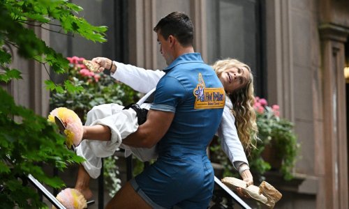 [FOTO] Sarah Jessica Parker na snimanju nastavka 'Seksa i grada' završila u rukama mišičavog muškarca