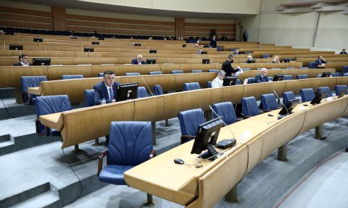 Srpski zastupnici bojkotirali parlament, hrvatski tražili prekid, a bošnjačka većina nastavila s radom: Ovo je jedan od najtežih vrhunaca političke krize