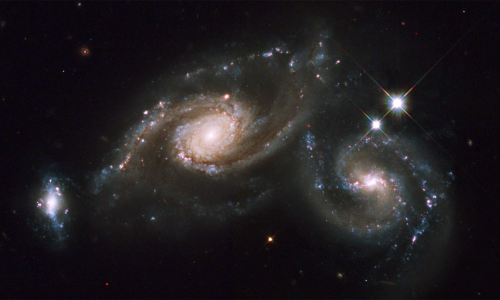 [FOTO] Hubble je uhvatio zanimljiv kozmički kadar: Tri spektakularne tvornice zvijezda