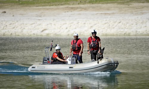 [FOTO] Nestaloga mladića na Perući traži i pas koji je spasio djevojčicu iz ruševina u Petrinji