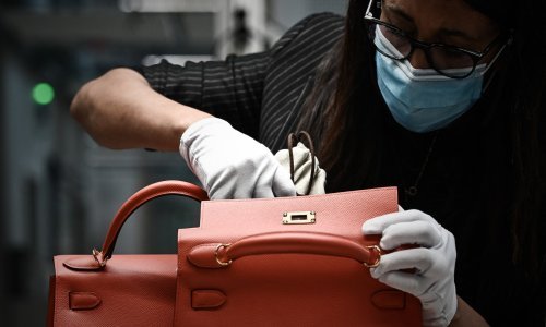 Hermèsove torbe Birkin i Kelly ultimativni su statusni simboli, a proces izrade krije pedantnu posvećenost detaljima: 'U svakoj torbi ima i malo naše duše'