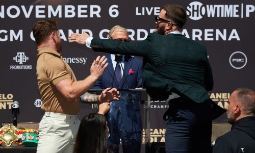 Meč za ujedinjenje titula koji svi čekaju dobio brutalnu najavu; boksački prvaci se dohvatili na sučeljavanju - guranje, šamar, udarci...