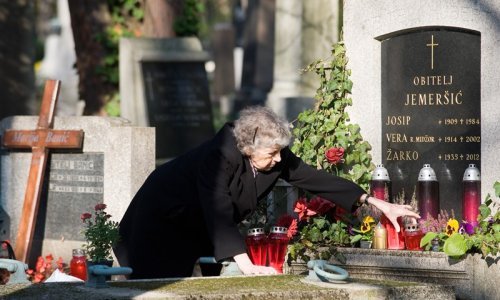 Šibenski pravilnik za pogrebe: Križ, muškarci, svećenik, pokojnik,  obitelj i potom žene