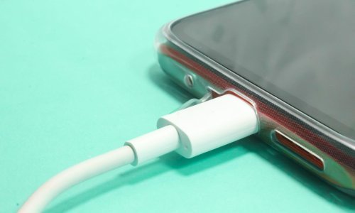 Zbogom raznovrsnim punjačima za mobitele? Europska komisija priprema zakon o univerzalnom punjaču