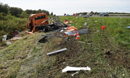 [FOTO] Kamion se na autocesti zabio u vozilo HAC-a i odbacilo ga dvadesetak metara dalje; radnike sekunde dijelile od smrti