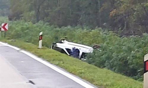 Automobil između Otoka i Vrbanje sletio u odvodni kanal; vozač preminuo, suvozačica u bolnici