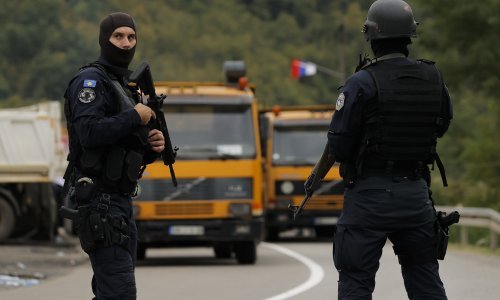 Policija i dalje na sjeveru Kosova, Srbi blokiraju promet