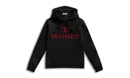 Majica na kojoj piše da ste cijepljeni novi je modni hit, a za to se pobrinuo Valentino