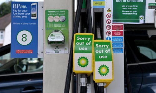 [FOTO] Kaos u opskrbi u Britaniji: Zatvoreno oko 1000 benzinskih postaja, građani pohrlili točiti gorivo, a svemu je kumovao manjak vozača kamiona