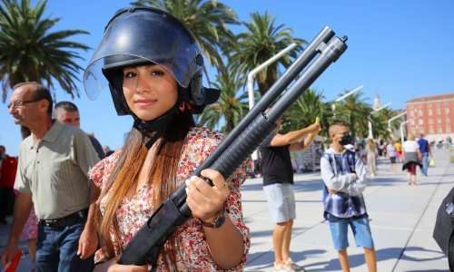 [FOTOGALERIJA] Sačmarice, pištolji, puške... pogledajte kako su Splićani na Rivi 'provjeravali' policijsko naoružanje i opremu