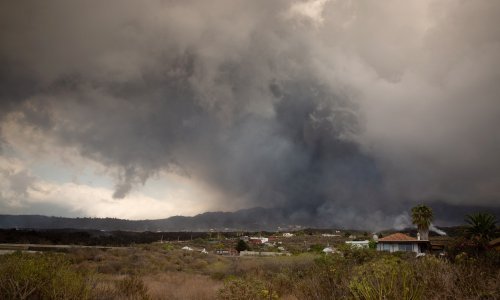 [FOTO]  Veliki oblaci pepela nadvili se nad La Palmom, vulkan erumpira već pet dana