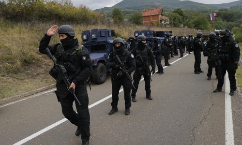 Sve napetije na Kosovu; požar u Zvečanu, zrakoplovi Vojske Srbije nadlijeću Jarinje
