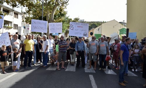 [FOTO] Mještani Dugog Rata izišli na ulice; traže sanaciju zemljišta na kojem se pakirao cijanamid
