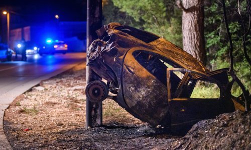 [FOTO] Teška prometna nesreća u Solinu: Automobil s pet mladića zabio se u stup i izgorio, trojica teško ozlijeđena