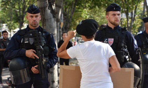 [VIDEO] Prosvjednik pogodio Macrona jajetom izvikujući 'Živjela revolucija'