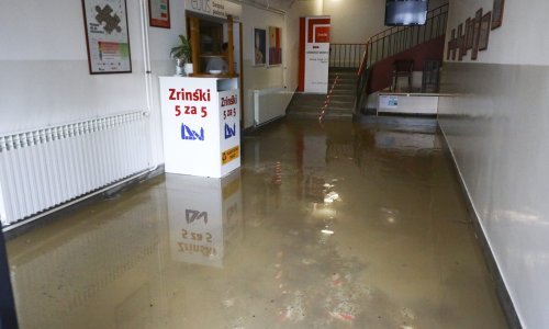 [FOTO/VIDEO] Opet puknula cijev u Zagrebu: Poplavljeni dom i škola na Trešnjevci, stigao i Tomašević, ravnatelj škole: Situacija je prilično strašna i kaotična